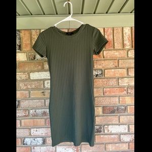 Green bodycon mid dress with triangle cutout